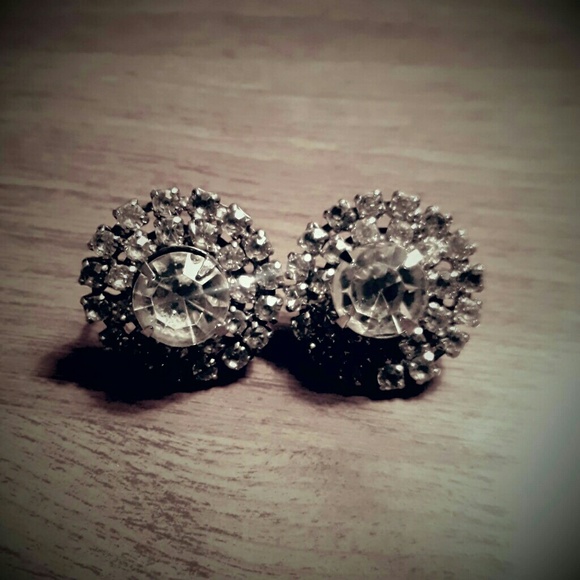 Unsigned Vintage Rhinestone screw back earrings - Picture 3 of 8